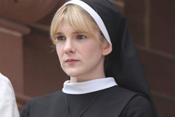 Oyuncu, AHS:Asylum'daki Rahibe Mary Eunice karakteri ile Freakshow'a konuk olacak.