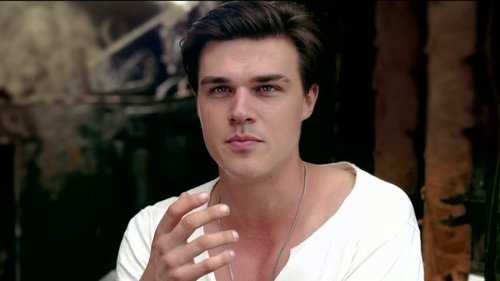 video-unbroken-finn-wittrock-on-the-difference-between-mac-and-louis-videoSmall