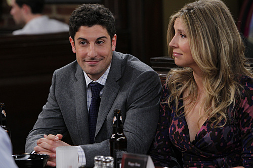 "Pub Quiz" -- Ben (Jason Biggs), Kate (Sarah Chalke) Larry and Connie meet at the pub for the weekly quiz, on MAD LOVE, Mondays (8:30-9:00 PM, ET/PT) on the CBS Television Network. Photo: CLIFF LIPSON/CBS ©2011 CBS BROADCASTING INC. All Rights Reserved.
