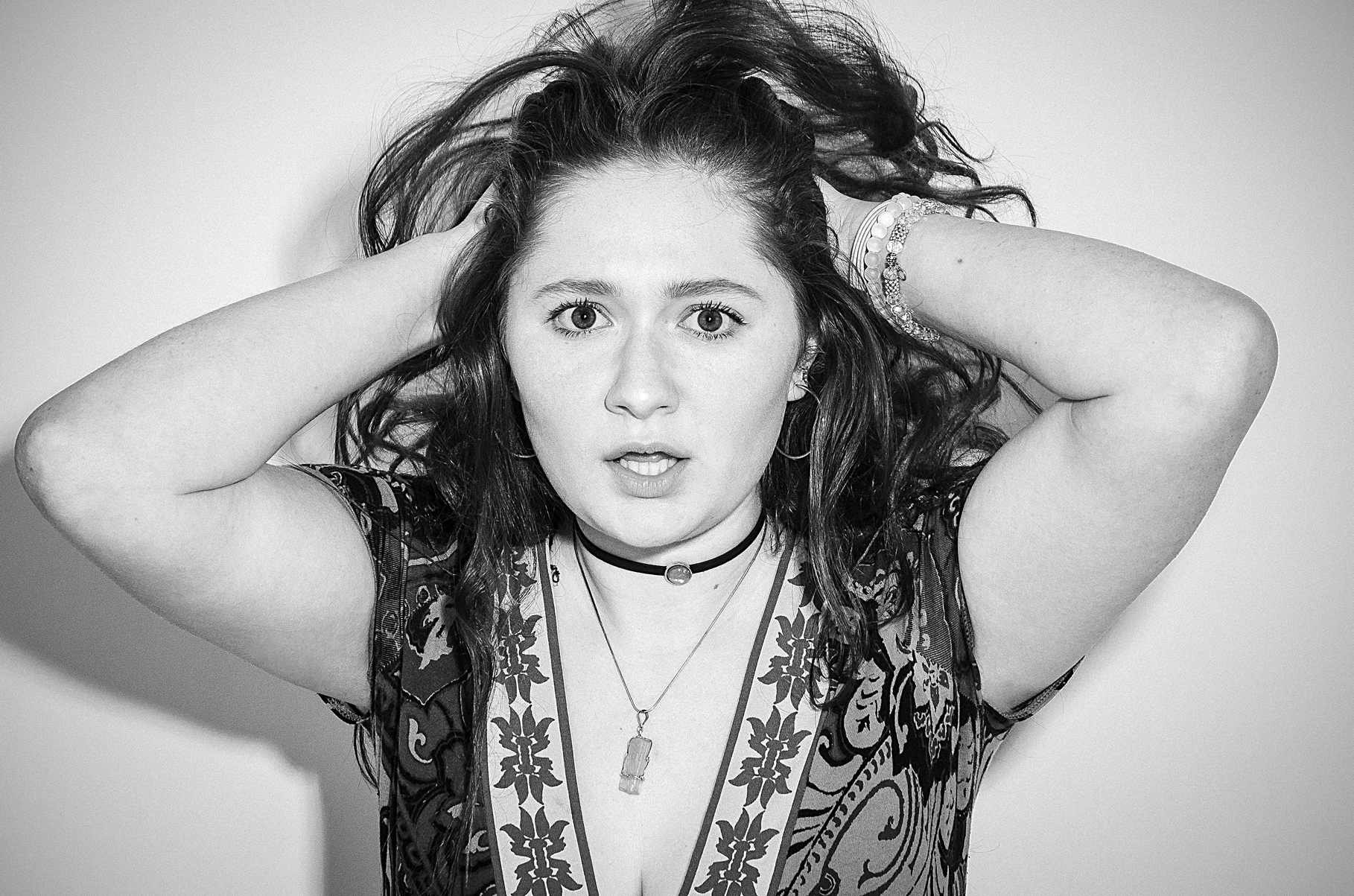 Kaynak Emma Kenney (Shameless), Sara Gilbert‘ın karakteri Darlene ve... 