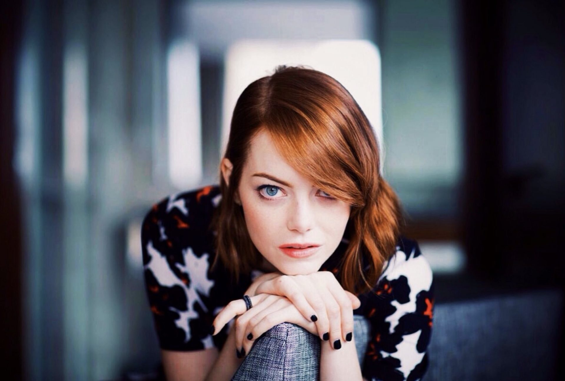 Emma Stone ve A24, HBO Max için Flicker in the Dark adlı bir dizi